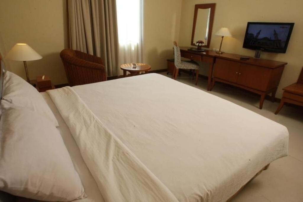 Makassar Golden Hotel Экстерьер фото