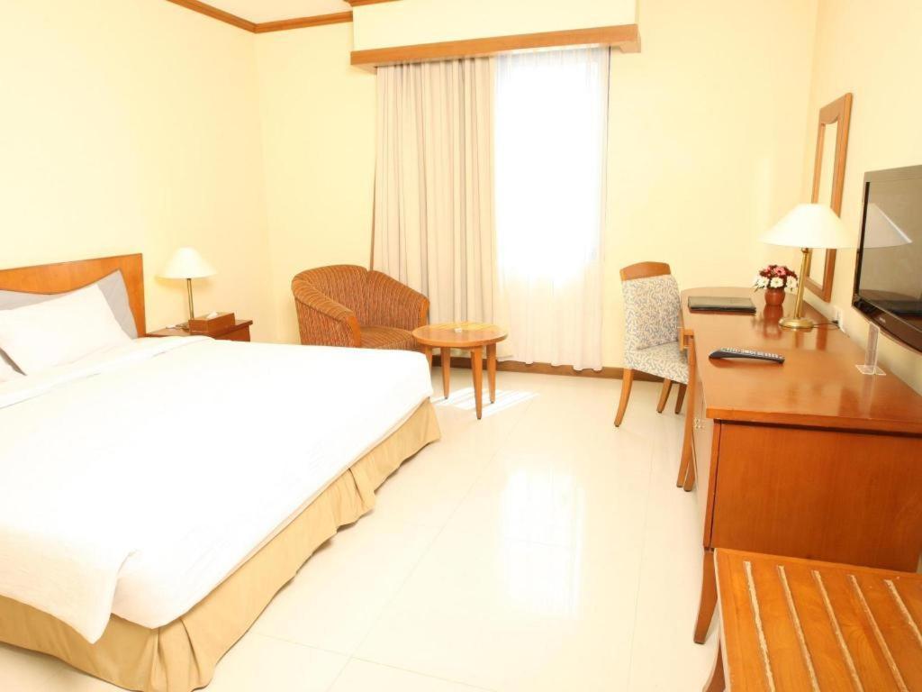 Makassar Golden Hotel Экстерьер фото
