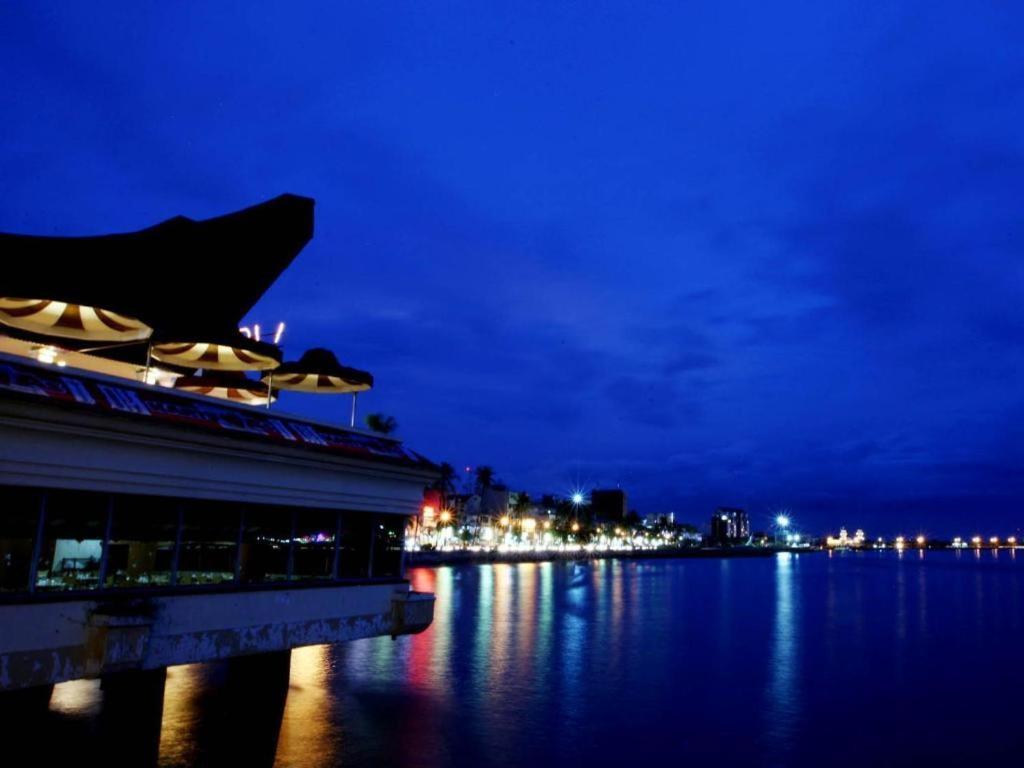 Makassar Golden Hotel Экстерьер фото